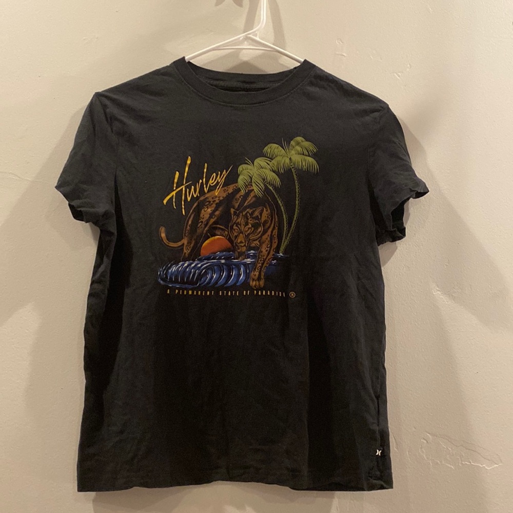 Super cute fitted Hurley graphic tee!